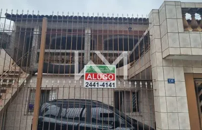 Casa de 2 quartos com sala ampla, cozinha funcional, 1 banheiro, 1 vaga de garagem e lavanderia int