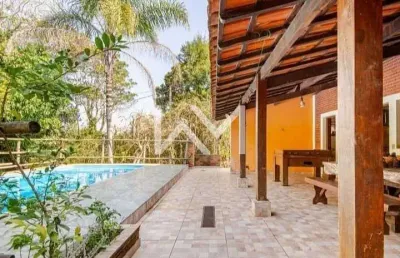 Chácara à venda com 1.300m² de área, com piscina, churrasqueira, lareira e documentação para financ