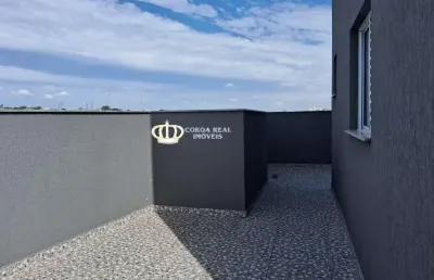 Apartamento com 2 dormitórios, elevador e um amplo quintal.