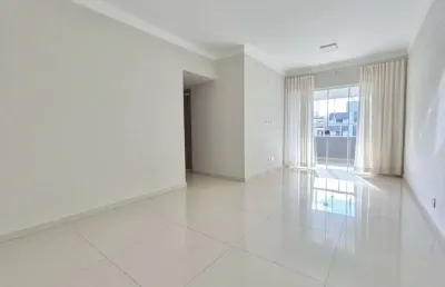 Apartamento com três quartos, sendo uma suíte com sacada e armários planejados.