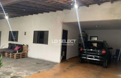 Casa no bairro santa mônica com três quartos e uma suíte.