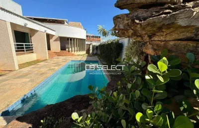 Casa alto padrão no bairro jardim karaíba com três suítes e varanda gourmet completa.