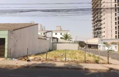 Terreno de esquina no bairro santa mônica com 260 metros quadrados.