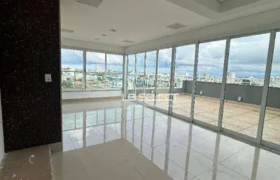 Cobertura com três suítes, a máster com closet e área gourmet.