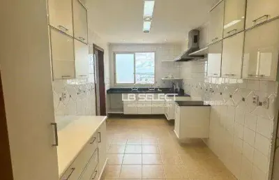Apartamento no bairro centro com quatro suítes e três vagas de garagem.