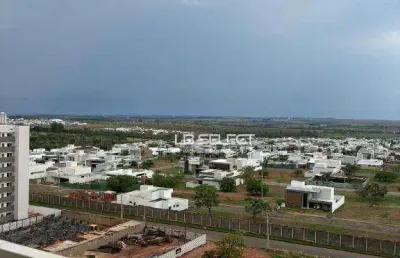 Apartamento de dois quartos, sacada, elevador e área de lazer completo.