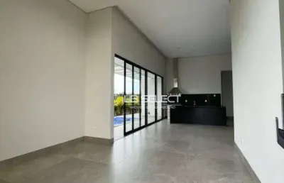 Casa em condomínio fechado com quatro suítes, sala em dois ambientes, piscina e garagem para três carros.
