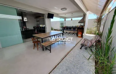 Casa no condomínio splendido com três quartos e varanda gourmet.