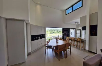 Casa no condomínio terras alpha com três quartos, dois escritório e árae gourmet.
