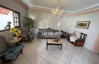 Casa no bairro cidade jardim com quatro suítes e amplo quintal.
