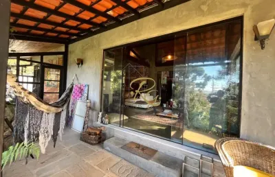 Imponente residência de 5 quartos na cascata dos amores: 1 suíte, 2 salas, 8 banheiros, 5 vagas de garagem e 300m² de área em teresópolis-rj.