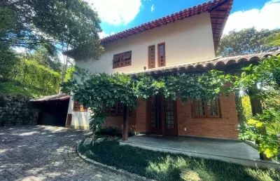 Casa em condomínio à venda no bairro quebra frascos- teresópolis/rj