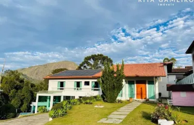 Casa em condomínio com quatro quartos em condomínio alto padrão.
