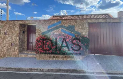 Santa julia 2 dormitórios quintal na frente e fundos portão fechado