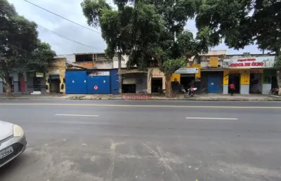 Lojas no centro.   são várias lojas antigas em um lote de 492 m²