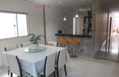 Casa baixa no bairro grã duquesa ótima localização.  casa com 4 quartos sendo 1 suíte, sala ampla conjugada com copa, cozinha planejada, área de serviço, banheiro social e garagem para 3 carros.   aca