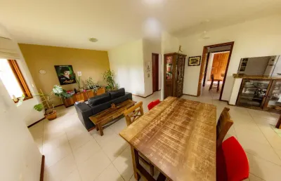 Casa em amplo jardim gramado a 500m da praia do campeche em florianópolis
