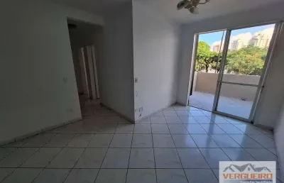 Apartamento térreo com 3 dormitórios e varanda ao lado da coop