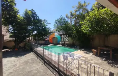 Casa linear com (anexo) salão 3 dormitórios, 1 suite, (piscina) e 7 vagas à venda