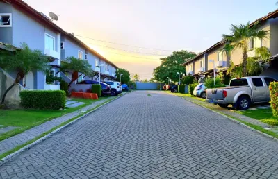 Alugo casa duplex em condomínio, 3 quartos, amplo jardim em condomínio com piscina.