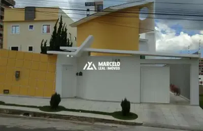 Casa alto padrão com 375 m² de área construída com 3 suítes + dependência comple