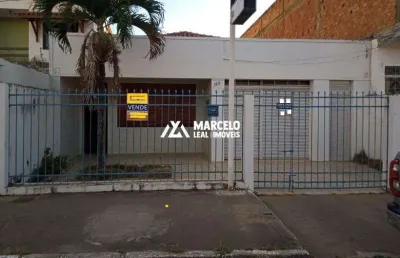 Casa comercial a venda em bom estado de conservação construída em terreno de 361