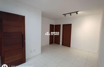 Vendo casa de 2/4 sendo 01 suíte com amplo quintal, armário e nichos planejados