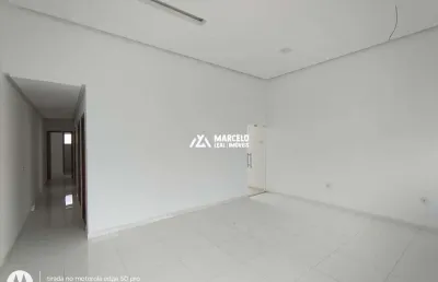 Vendo excelente casa 3 quartos sendo 1 suíte, sala e cozinha com pé direito alto