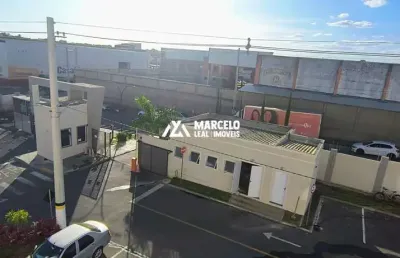 Alugo apto de 2/4 com  cozinha, sala e banheiro, 2º andar na região central de v
