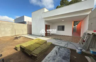 Vendo casa solta nova e averbada com 4/4 sendo 01 suite e 02 demi-suíte no bairr