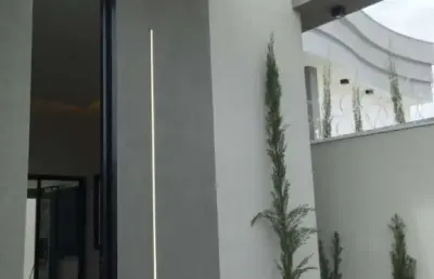 Casa com 3 suítes, móveis planejados, 2 vagas cobertas, área gourmet com churrasqueira e piscina no praça alto umuarama