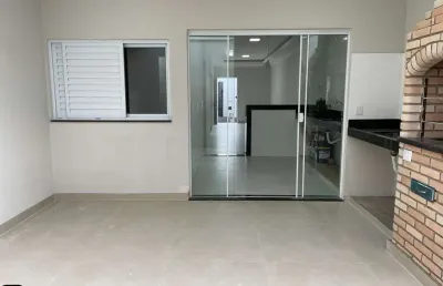 Casa com 3 quartos; suíte; banheiro social; jardim de inverno; sala grande; cozinha americana; varanda gourmet; lavanderia separada