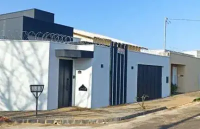 Casa de alto padrão com 3 quartos e área gourmet em uberlândia-mg - vida nova!