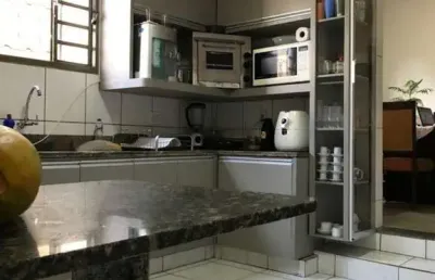 Imperdível! casa à venda em uberlândia-mg, santa mônica: 4 quartos (2 suítes), 2 salas, 3 banheiros, 4 vagas, 211m².