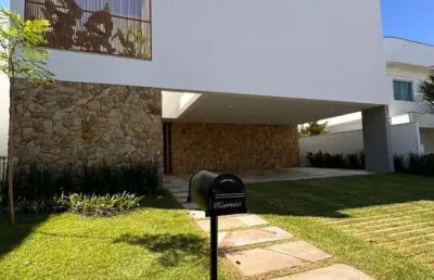 Casa duplex de luxo com 4 suítes em uberlândia no condomínio jardins gênova pronta para morar: 6 vagas, piscina, área gourmet, escritório, 400m2