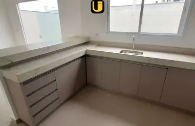 Casa estilo sobrado com 3 quartos, armários planejados, 2 vagas amplas, área de lazer completa no granja marileusa em uberlândia