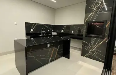 Casa à venda condomínio raros uberlândia: 3 suítes, closet, sala ampla, 4 banheiros, 4 vagas de garagem, piscina, área gourmet, 250m².