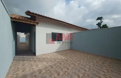 Casa com piscina à 700 metros da praia do suarão em itanhaém