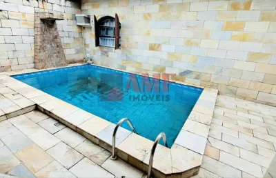 Casa com piscina à 50 metros da praia do centro de itanhaém