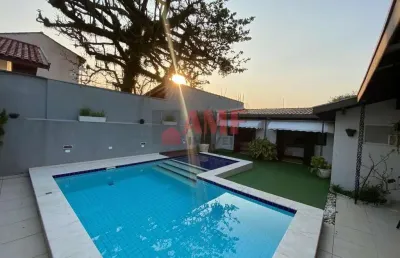 Casa com ótima localização com piscina a 200 metros do mar
