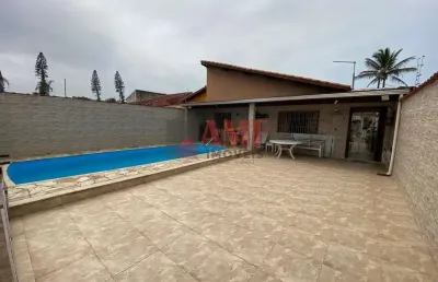 Casa de esquina, 100 metros do mar, mobiliado, com piscina e área gourmet.
