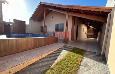 Casa com piscina a 1.100 metros do mar no vera cruz