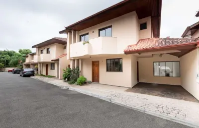 Casa com 3 quartos para alugar na Rua José Tomasi, 115, Santa Felicidade, Curitiba