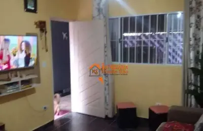 Casa a venda com 2 quartos, 1 suíte, área gourmet com piscina e 2 vagas de garagem - mongaguá/sp