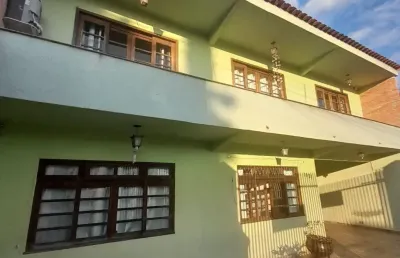 Sobrado no pinheirinho com 3 quartos, edícula gourmet, suite master, garagem para 4 veículos