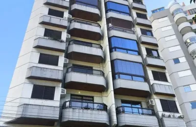 Apartamento com quatro quartos sendo 02 suítes 05 bwc localizado no centro de florianópolis sc.
