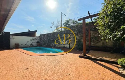 Ótima casa completa com piscina e num ótimo condomínio.