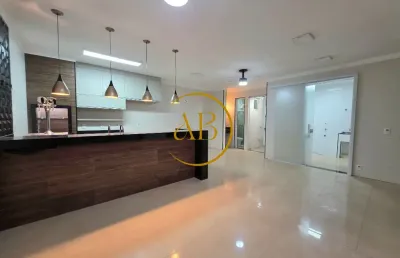 Linda casa no condomínio evidence reformada e com muito espaço