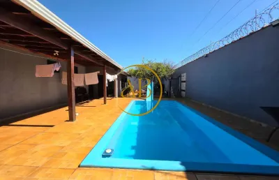 Linda casa totalmente térrea com piscina e área de lazer com churrasqueira