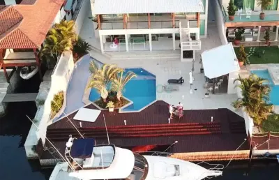Casa de alto padrão com 05 suítes – beira de canal  – cabo frio/rj